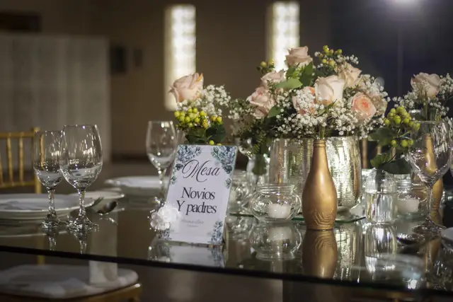 Montaje de mesa para novios 16