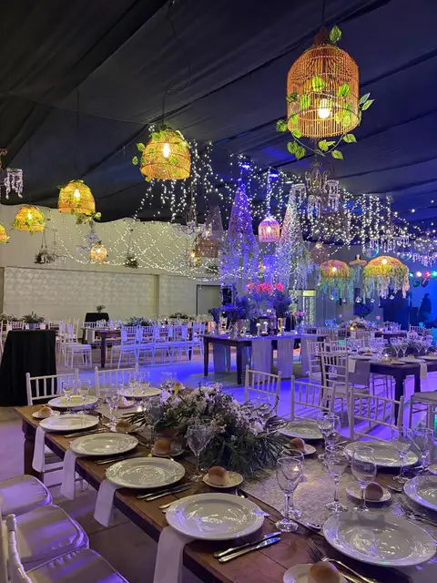 Montaje de mesas para invitados 01