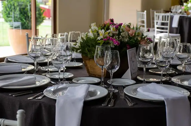 Montaje de mesas para invitados 02