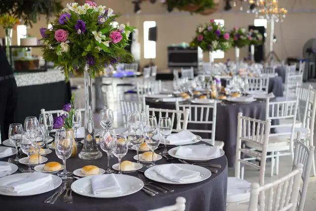 Montaje de mesas para invitados 04