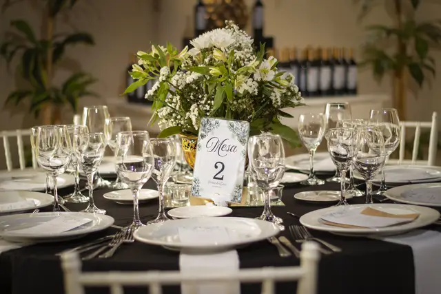 Montaje de mesas para invitados 05