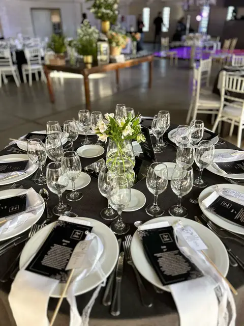 Montaje de mesas para invitados 06