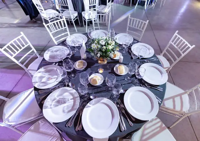 Montaje de mesas para invitados 08