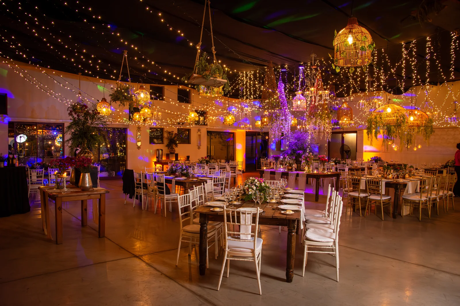 Salón iluminado y decorado para una celebración
