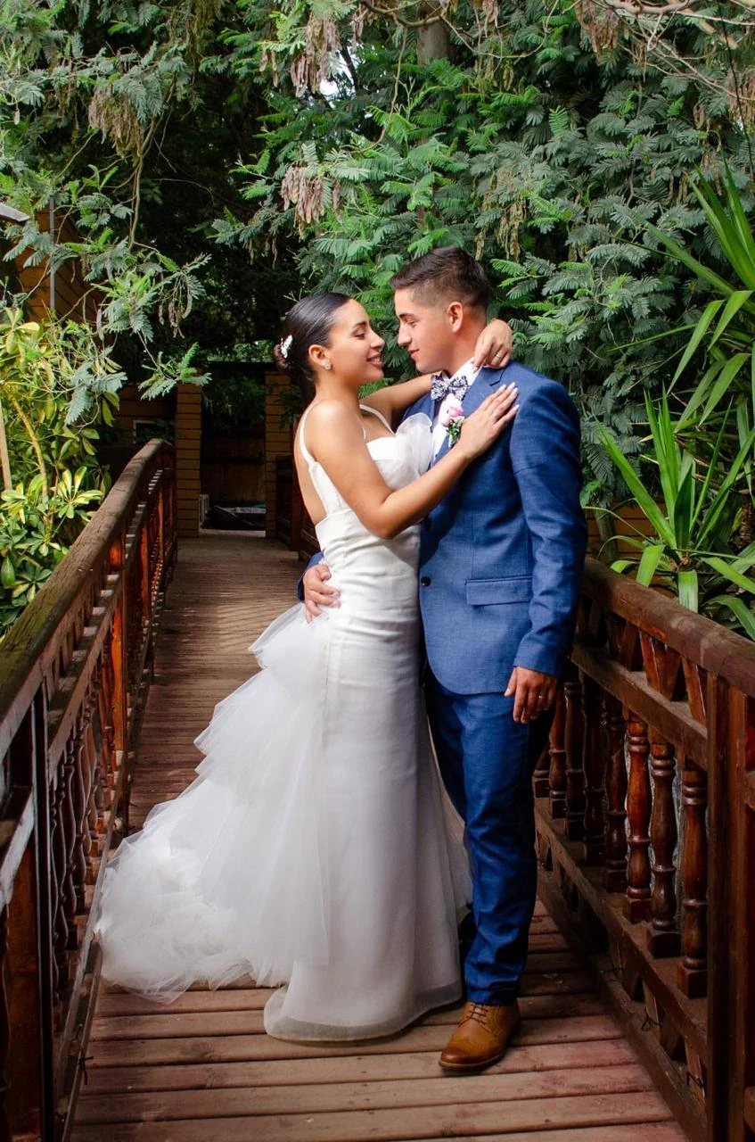 Novios fotografiados en un rincón natural de Los Altos del Pangue