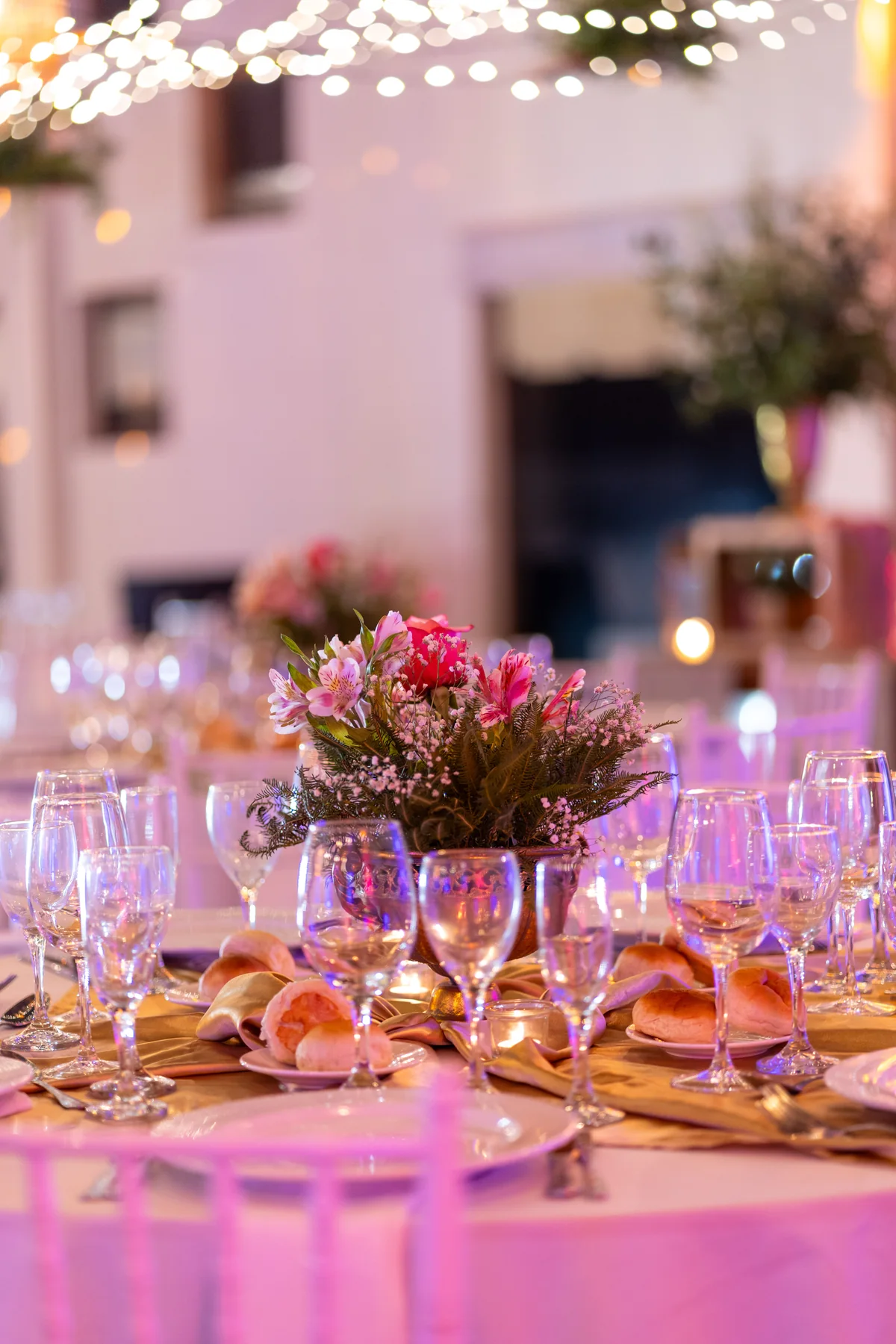 Preparación de una mesa de matrimonio