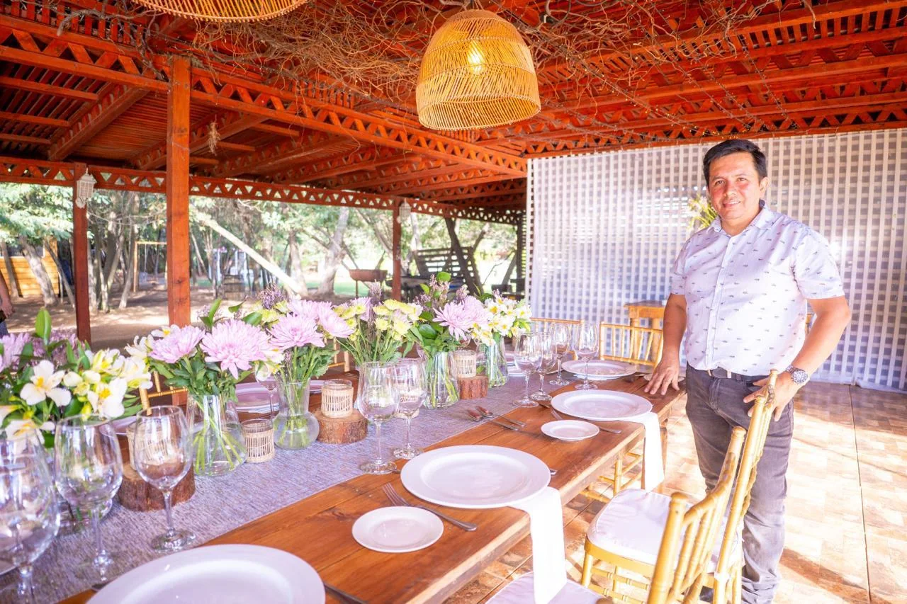 Productor y planificador preparando el montaje de un matrimonio