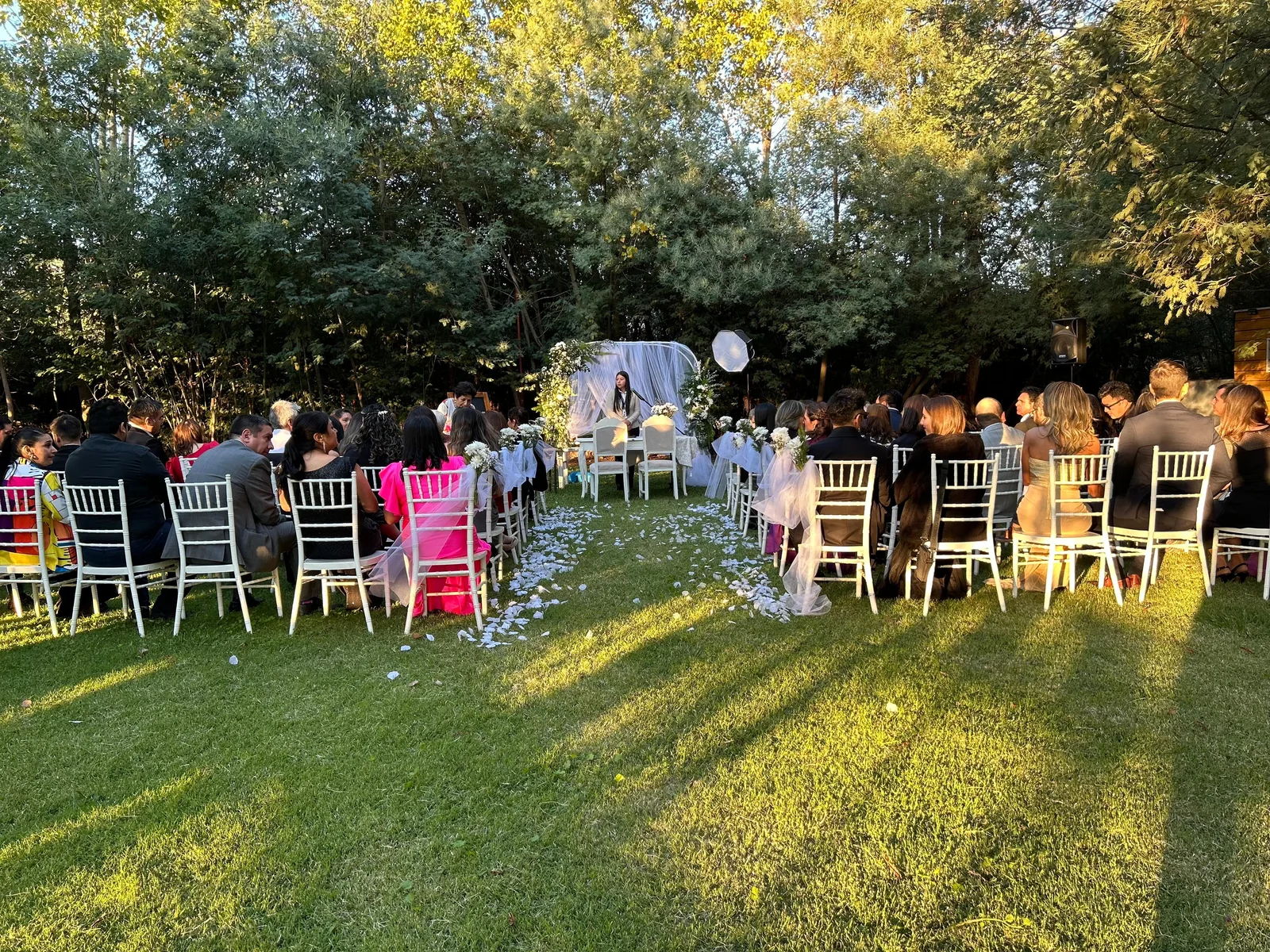 Ceremonia al aire libre con arco floral y sillas