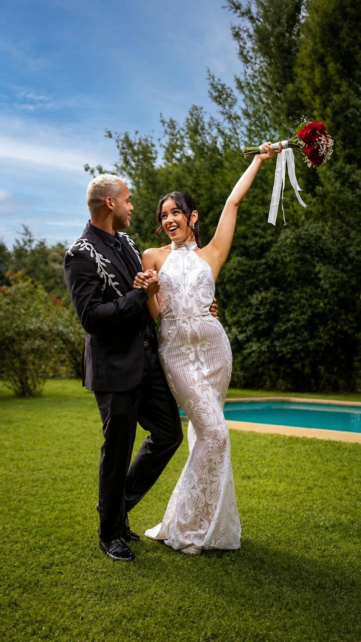 Novios celebrando en las áreas verdes de Los Altos del Pangue junto a la piscina