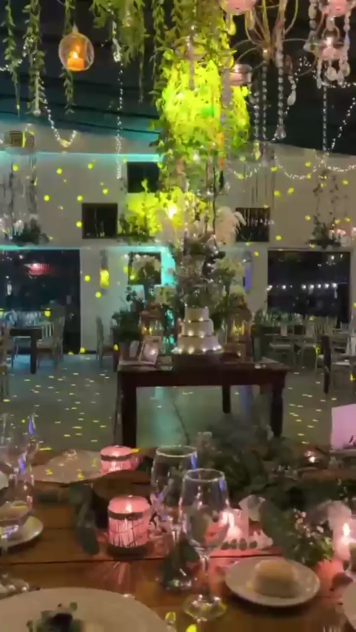 Matrimonio con mesones y decoración rústica