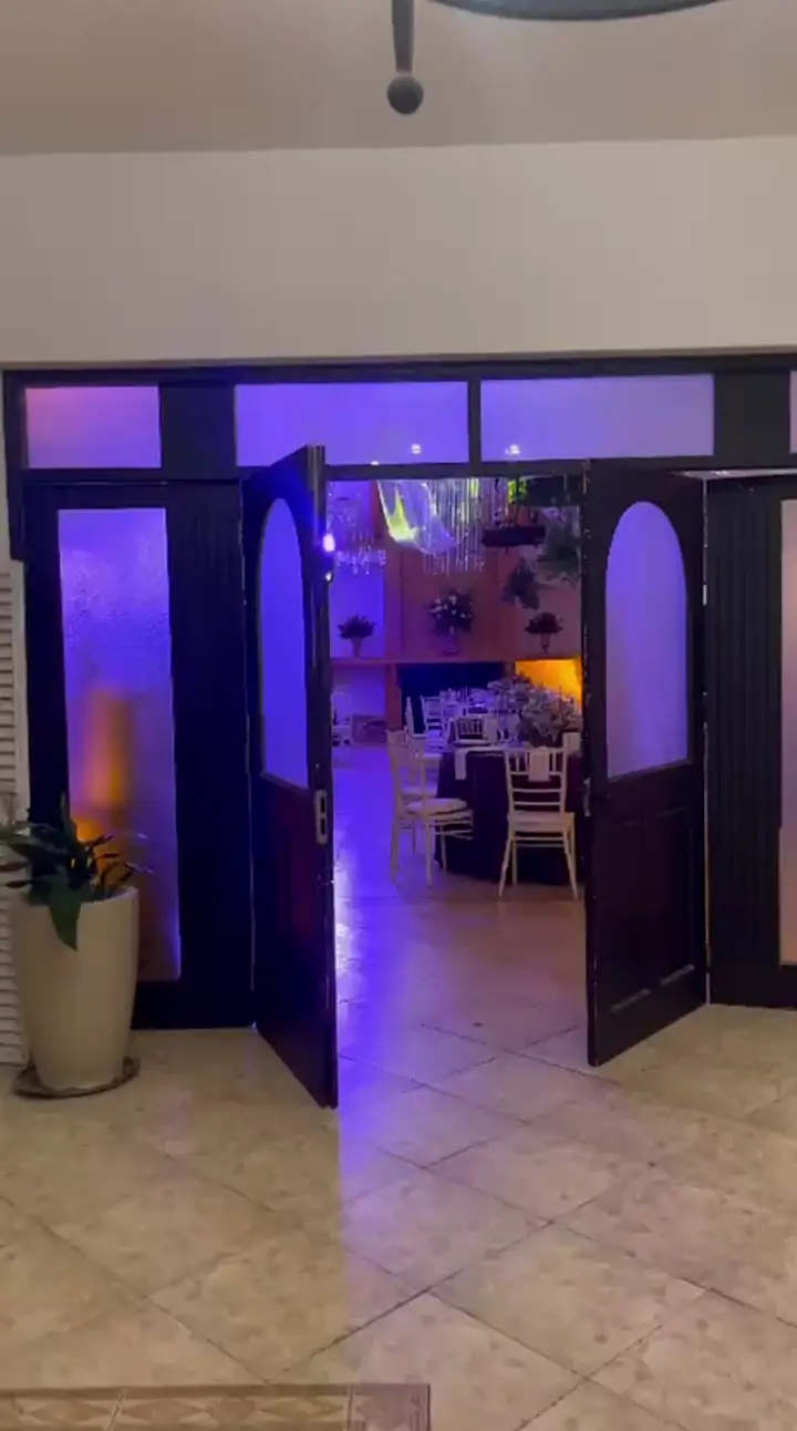 Buffet decorado y salón decorado con telas y luces hadas