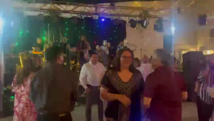 Pista de baile, sonido e iluminación, escenario con orquesta