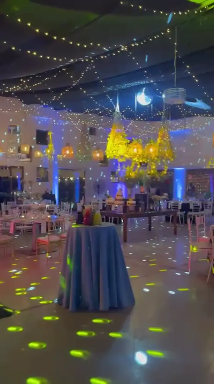 Pista LED y salón decorado