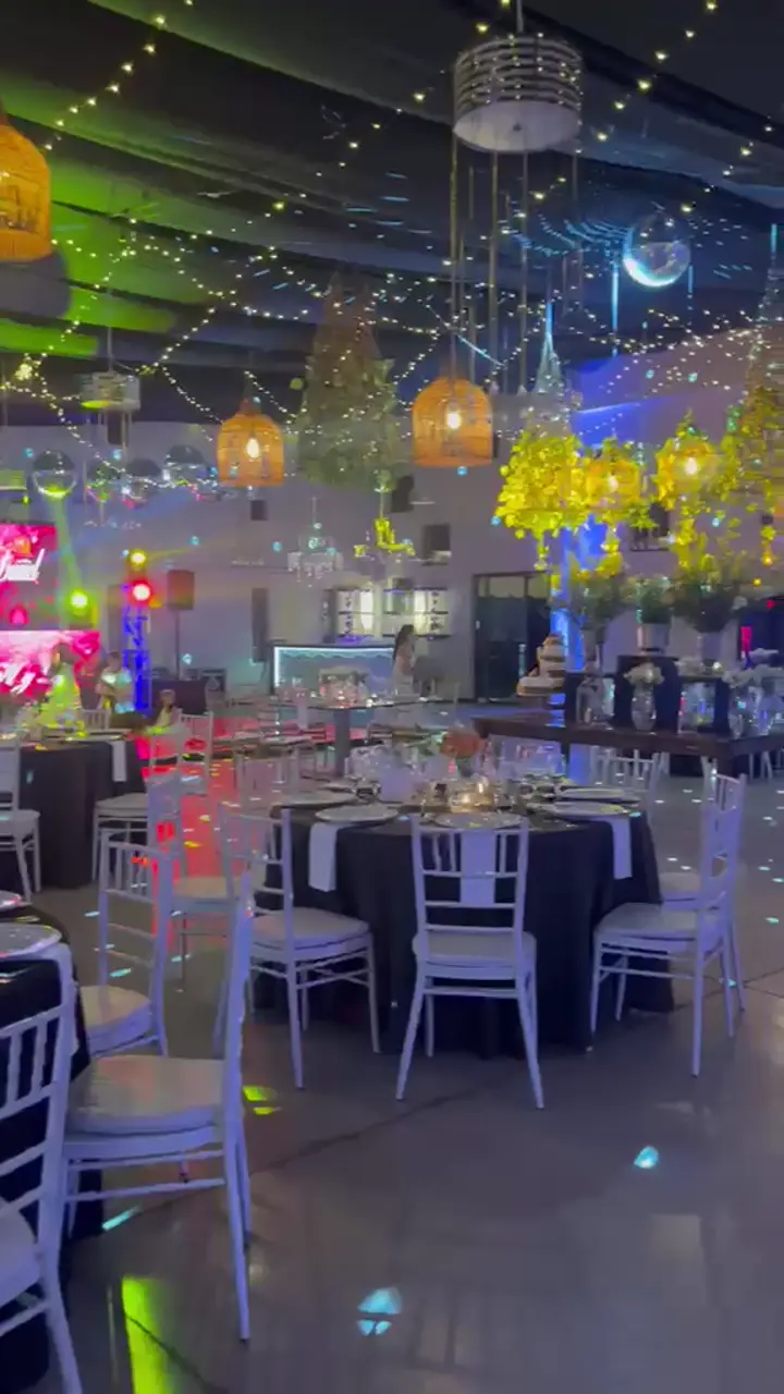 Pista y pantallas LED en salón decorado