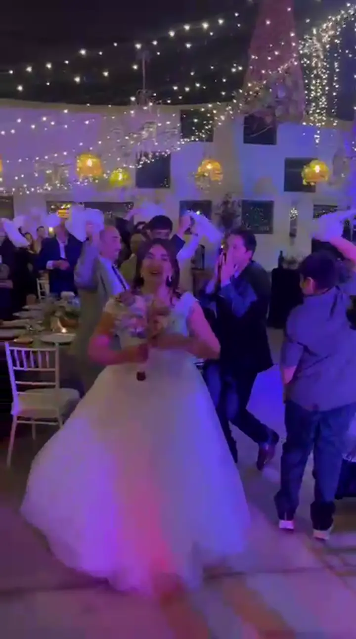 Novia disfrutando la pista de baile